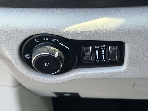 Used 2021 Chrysler Pacifica Touring-L w/ Uconnect Theater Family Group FWD image 20