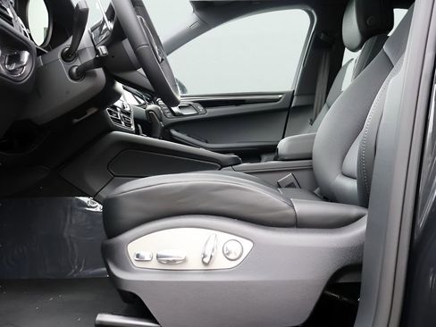 New 2026 Porsche Macan image 34