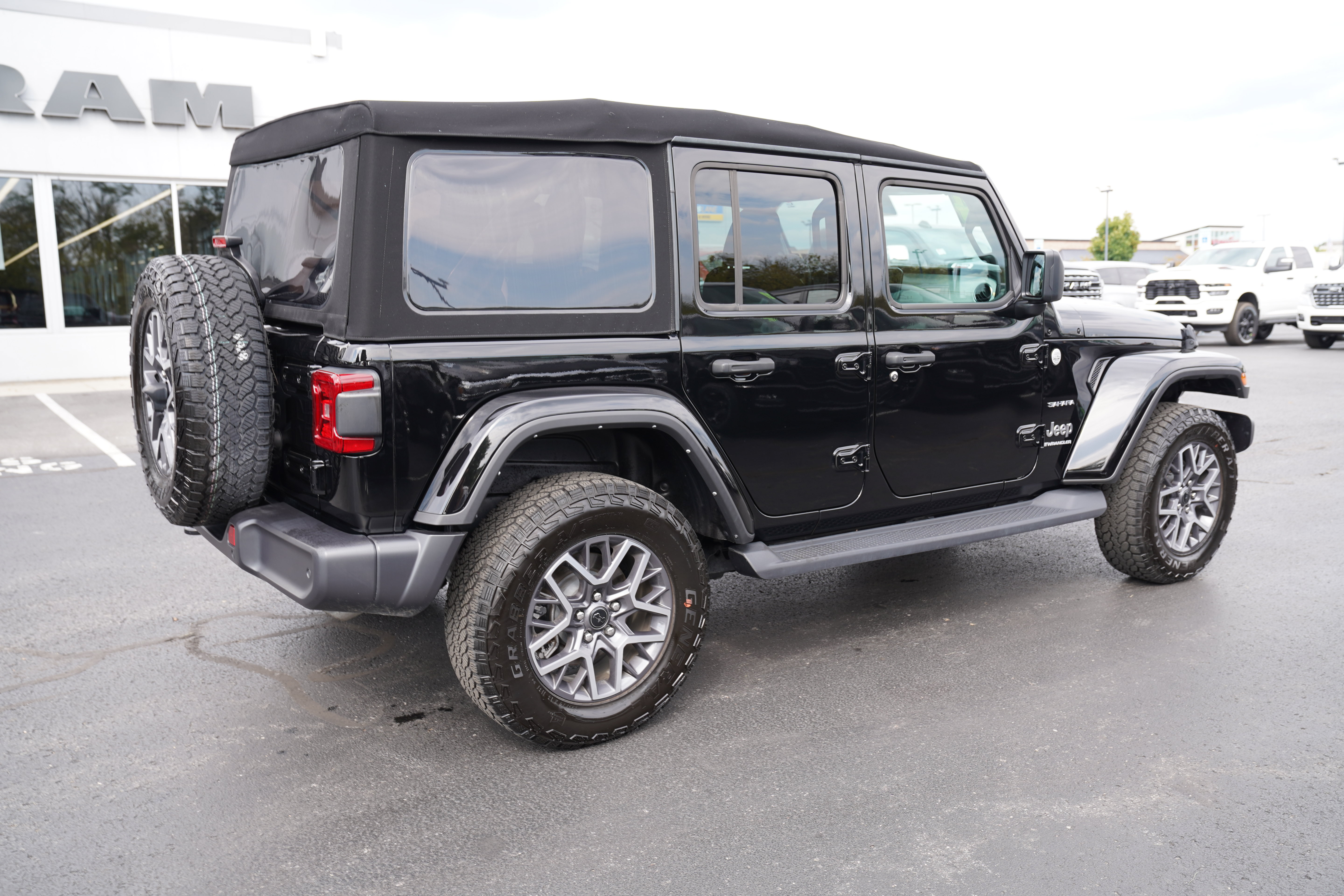 Used 2024 Jeep Wrangler Unlimited Sahara w/ Technology Group AWD/4WD image 3