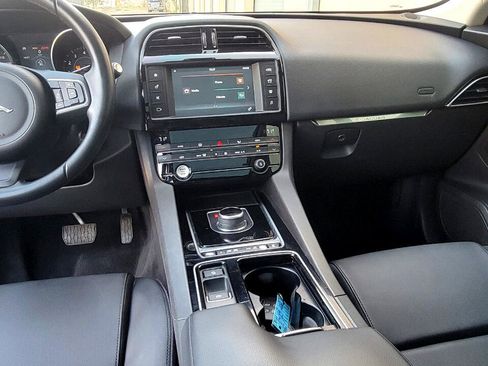 Used 2018 Jaguar F-PACE Premium image 15