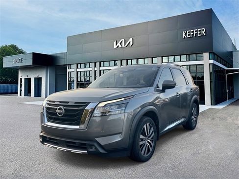 Used 2022 Nissan Pathfinder Platinum w/ Cargo Package image 4