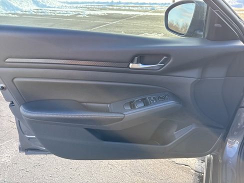 Used 2024 Nissan Altima 2.5 SV image 11