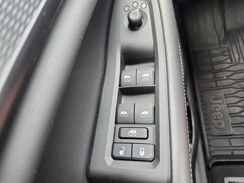 Used 2025 Jeep Grand Cherokee L Laredo AWD/4WD image 20