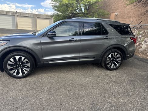 Used 2026 Ford Explorer Platinum w/ LUX Leather Package AWD/4WD image 9