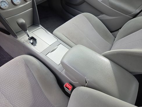 Used 2011 Toyota Camry LE image 25