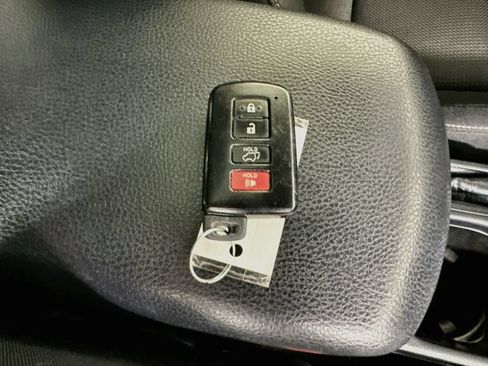 Used 2018 Toyota RAV4 XLE FWD image 39