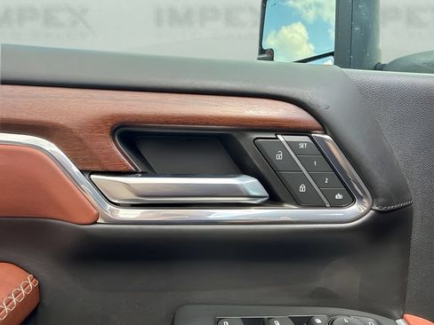 Used 2024 GMC Sierra 2500 Denali Ultimate AWD/4WD image 11