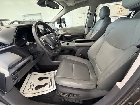 Used 2024 Toyota Sienna XLE AWD/4WD image 9