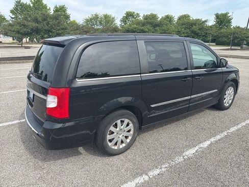 Used 2015 Chrysler Town & Country Touring FWD image 3