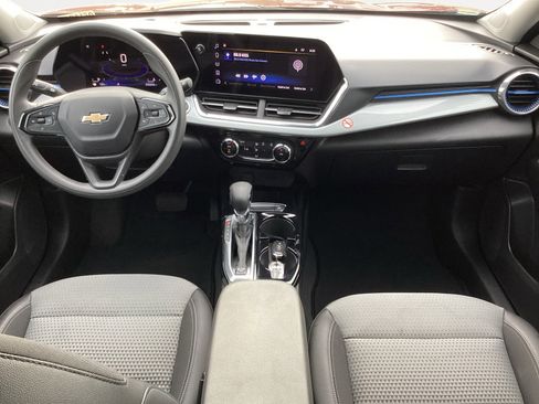 Used 2025 Chevrolet Trax LT image 4
