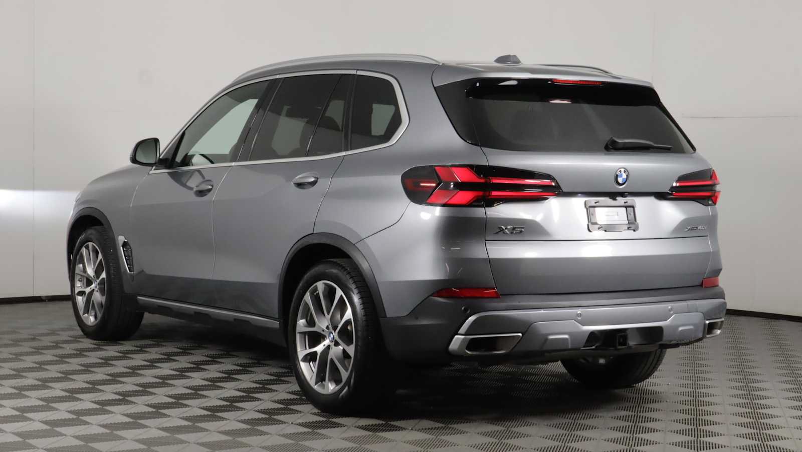 Used 2024 BMW X5 xDrive40i w/ Parking Assistance Package AWD/4WD image 4