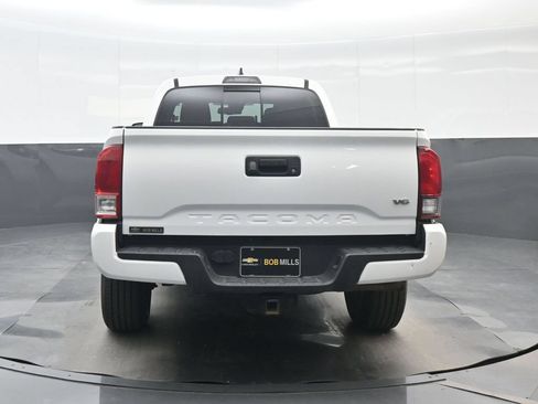 Used 2019 Toyota Tacoma TRD Sport AWD/4WD image 5