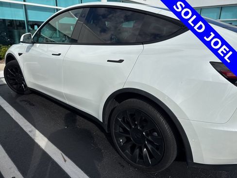 Used 2022 Tesla Model Y Long Range image 9