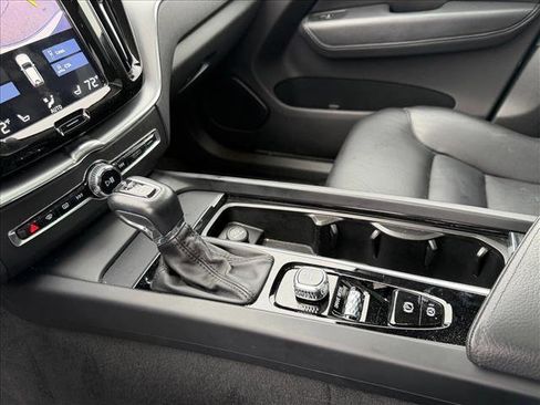 Used 2018 Volvo XC60 T5 Momentum w/ Convenience Package image 20