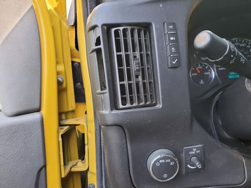 Used 2021 Chevrolet Express 2500 RWD image 22