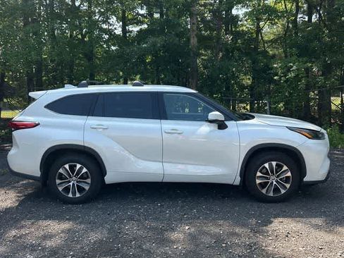 Used 2021 Toyota Highlander XLE AWD/4WD image 3