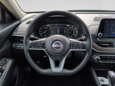 Used 2025 Nissan Altima 2.5 SV FWD image 11
