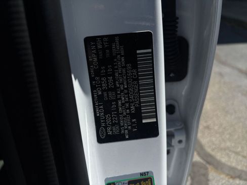Used 2025 Hyundai Elantra SEL FWD image 31