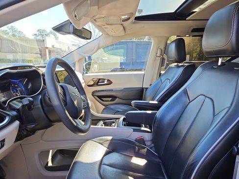 Used 2023 Chrysler Pacifica Limited image 8