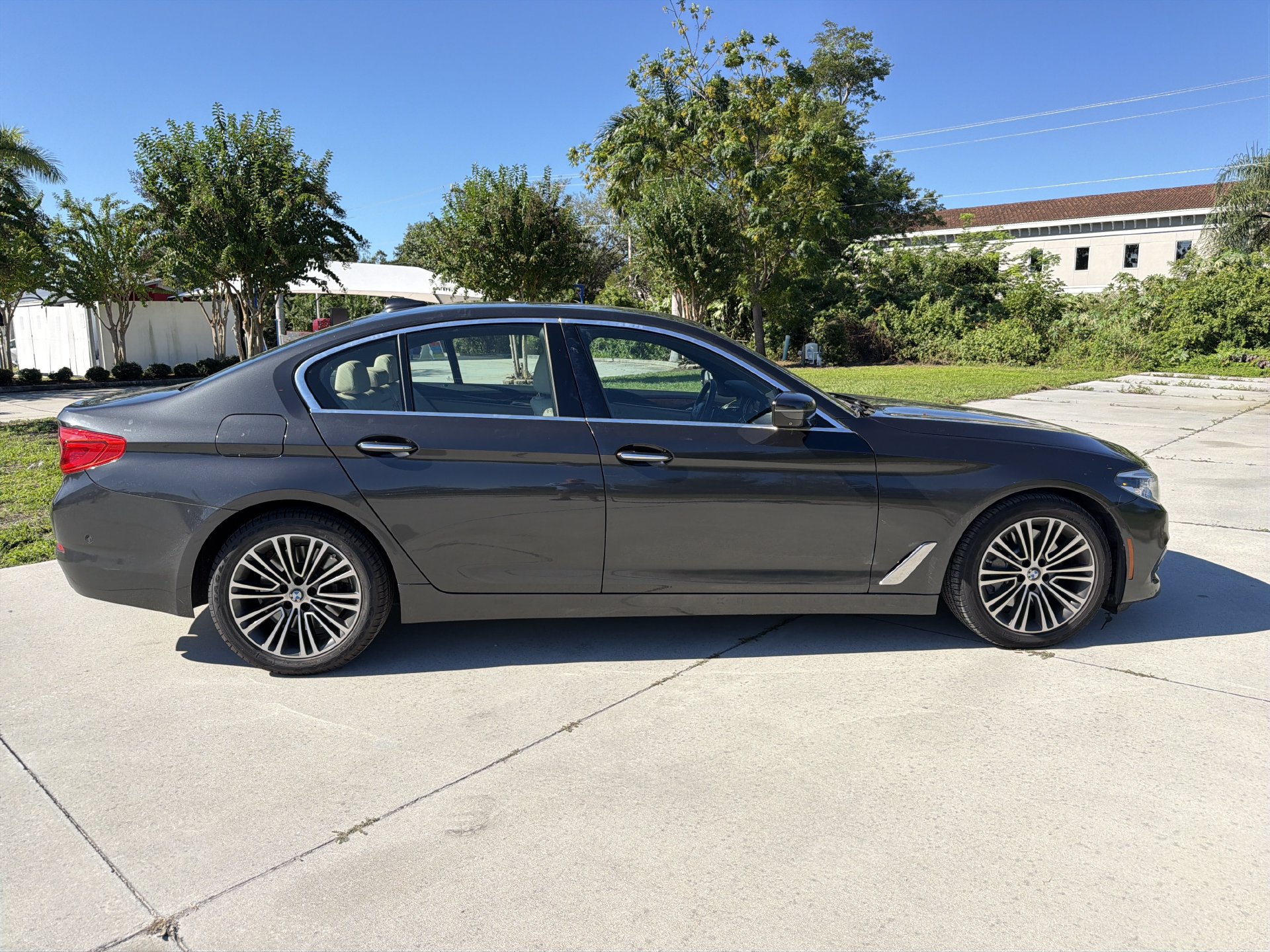 Used 2017 BMW 540i xDrive AWD/4WD image 3