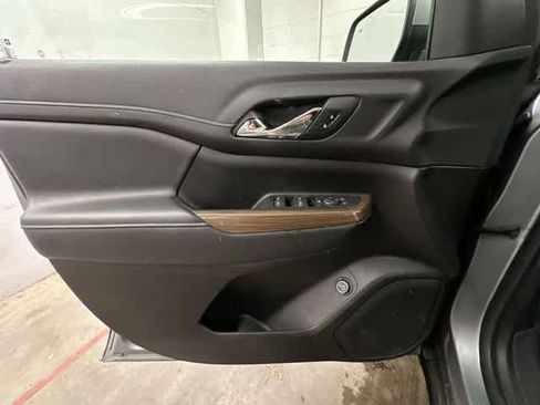 Used 2023 GMC Acadia SLE w/ Driver Convenience Package FWD image 17