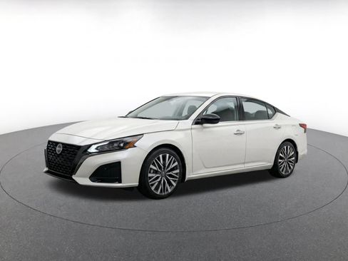 Used 2025 Nissan Altima 2.5 SV FWD image 3