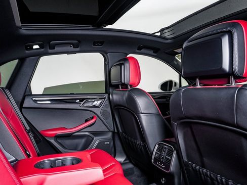 Certified 2025 Porsche Macan image 16