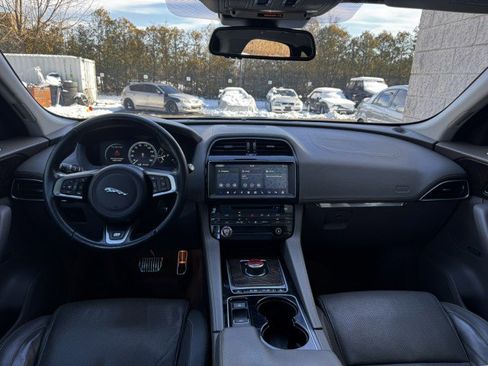 Used 2017 Jaguar F-PACE R-Sport image 31