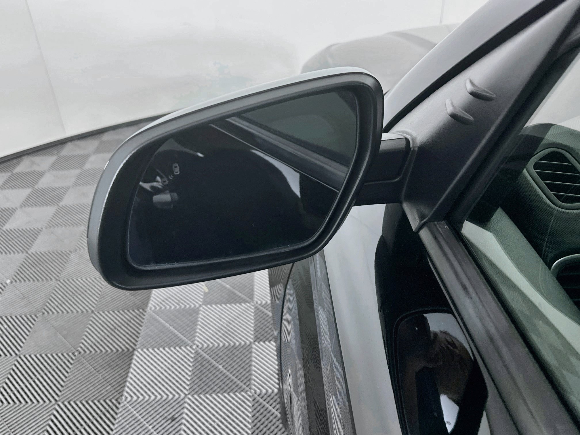 Used 2025 Hyundai Venue SEL FWD image 16