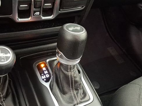 Used 2021 Jeep Wrangler Unlimited Sahara AWD/4WD image 17