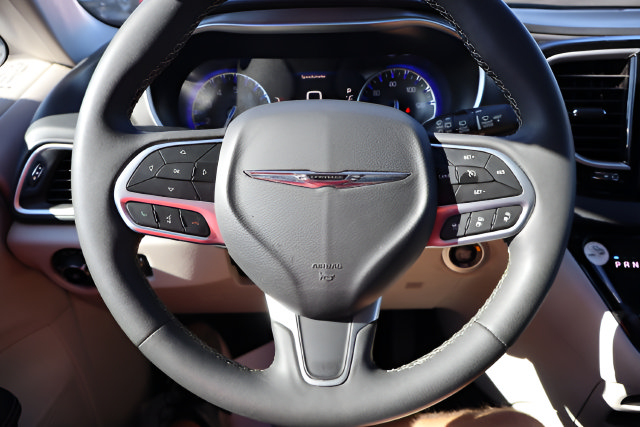 Used 2023 Chrysler Pacifica Touring-L FWD image 28