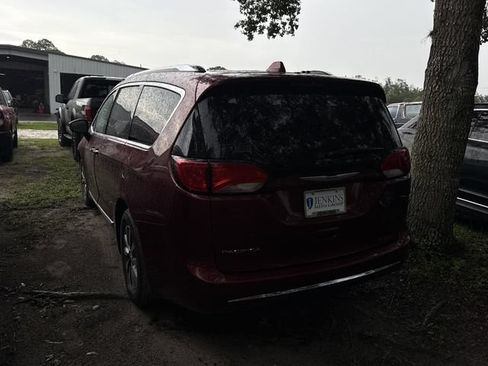 Used 2019 Chrysler Pacifica Touring-L Plus FWD image 3