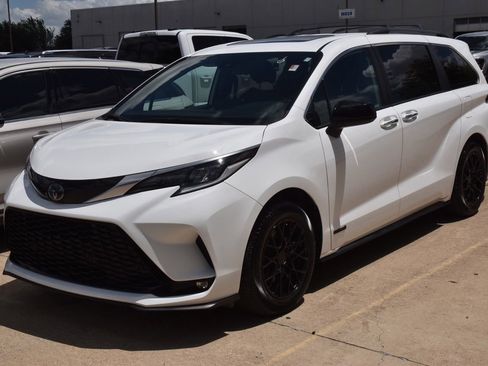 Used 2021 Toyota Sienna XSE AWD/4WD image 2