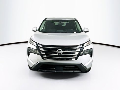 Used 2025 Nissan Rogue SV image 2