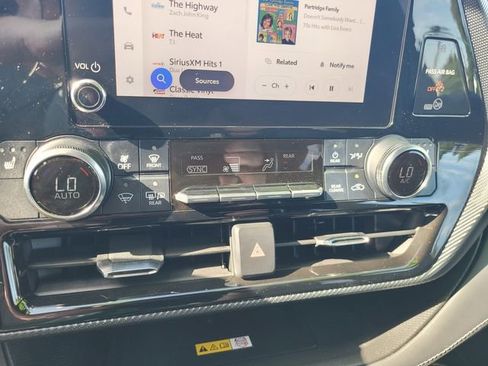 Used 2023 Toyota Highlander XSE FWD image 25