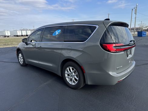 Used 2023 Chrysler Pacifica Touring-L image 9