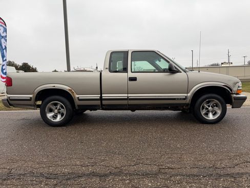 Used 1998 Chevrolet S10 Pickup LS image 19