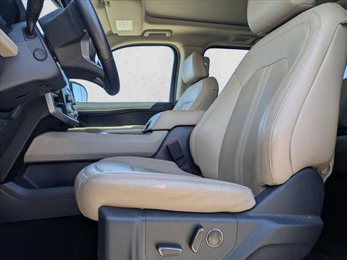 Used 2024 Ford Expedition Limited RWD image 16