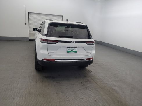 Used 2023 Jeep Grand Cherokee Laredo AWD/4WD image 6