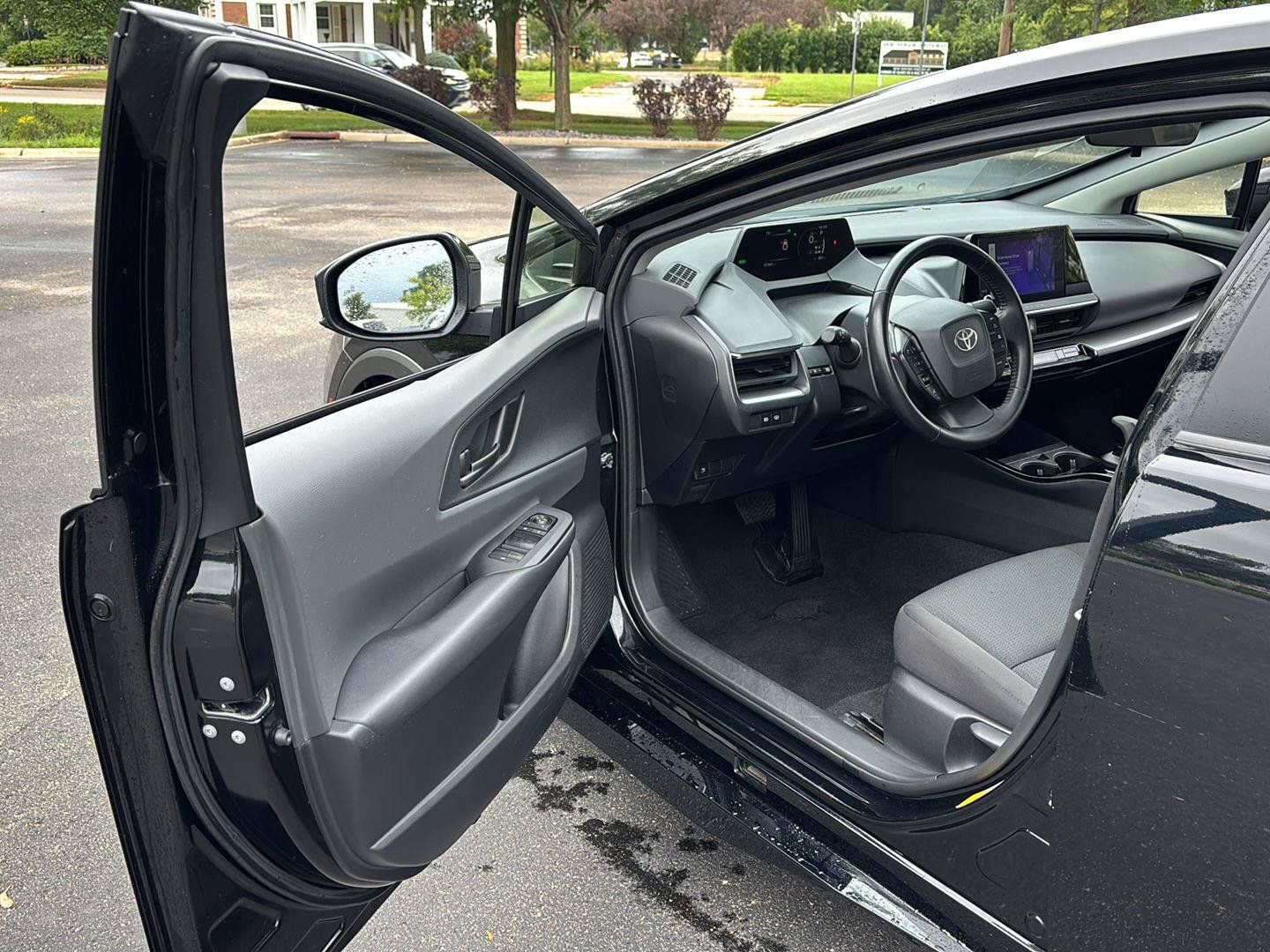 Used 2024 Toyota Prius LE FWD image 2