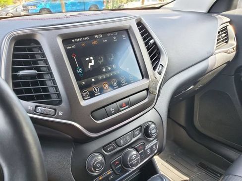 Used 2019 Jeep Cherokee Trailhawk AWD/4WD image 28