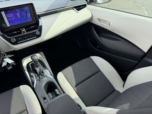 Used 2025 Toyota Corolla LE image 27