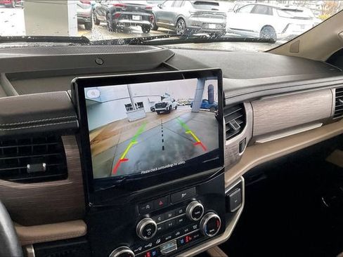 Used 2024 Ford Expedition Limited image 11