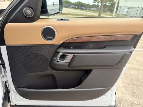 Used 2023 Land Rover Discovery Metropolitan Edition AWD/4WD image 55
