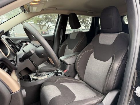 Used 2018 Jeep Cherokee Latitude image 7