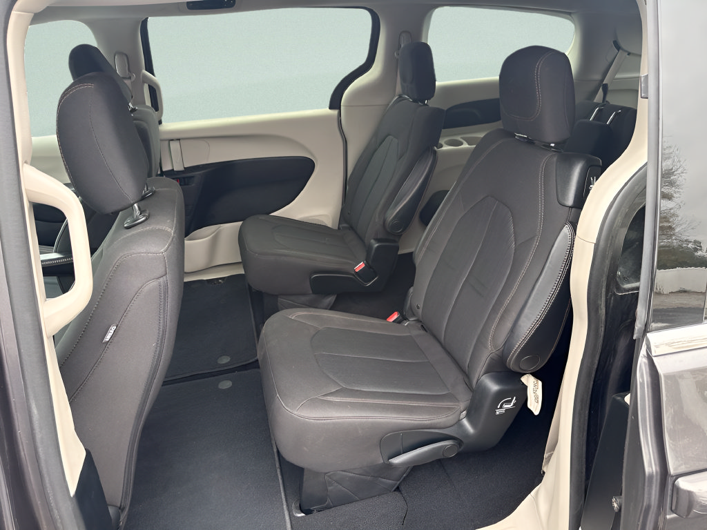 Used 2017 Chrysler Pacifica Touring FWD image 10