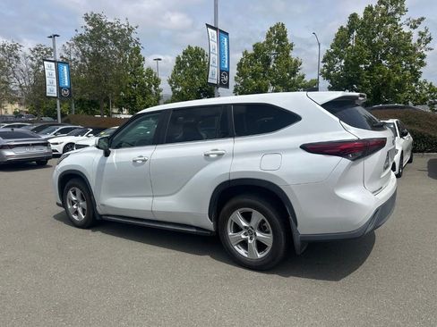 Used 2023 Toyota Highlander LE AWD/4WD image 4