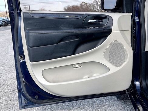 Used 2013 Dodge Grand Caravan SXT w/ UConnect Hands-Free Group image 16