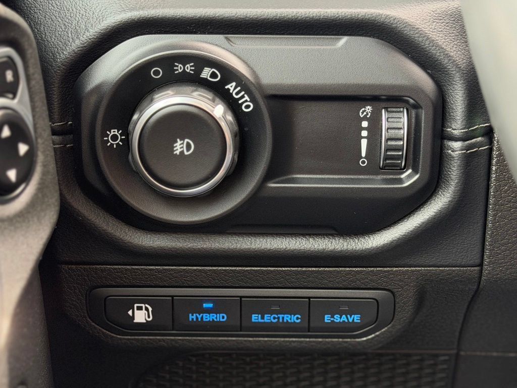 Used 2024 Jeep Wrangler Unlimited Sahara AWD/4WD image 24