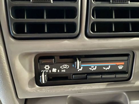 Used 1995 Dodge Caravan Minivan image 35